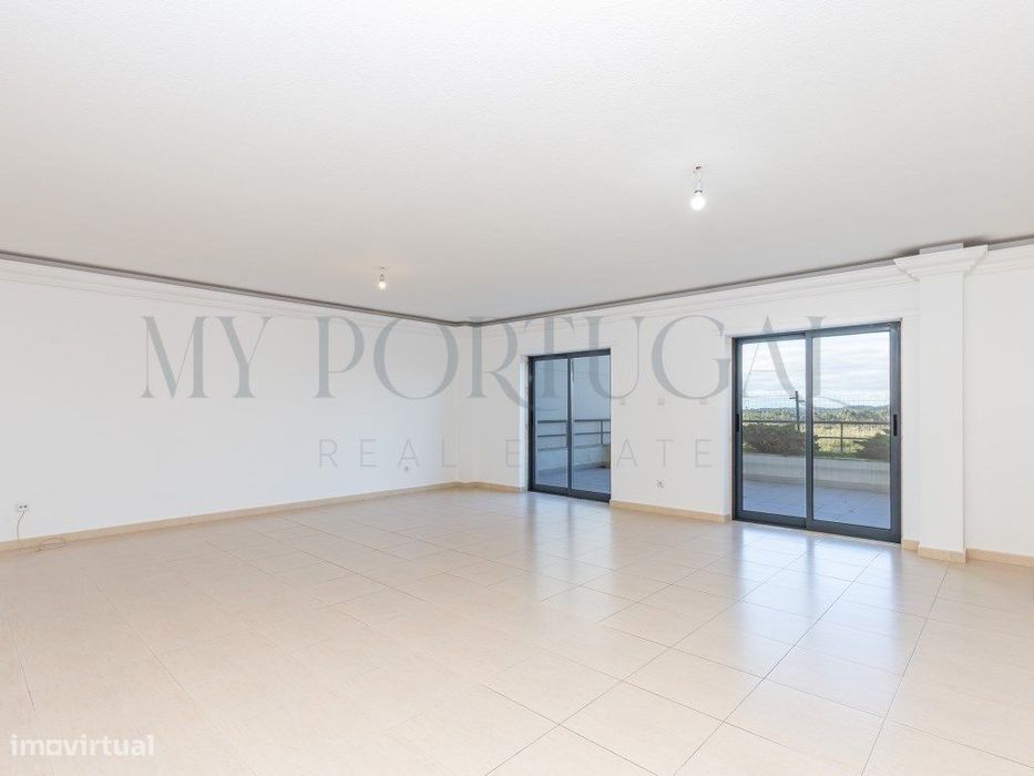 Apartamento T2 com Terraços Generosos, Garagem e Arrecadação