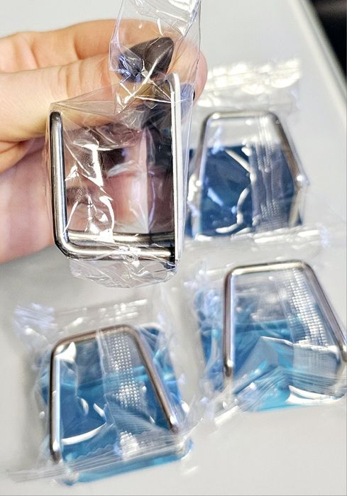 Nowe 4 x wieszaki stalowe kwadratowe, 4.8 cm x 3 cm