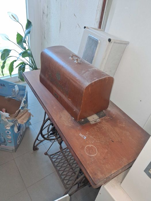 Esquentador a gaz armários e gaiolas e maquina de cpstura antiga