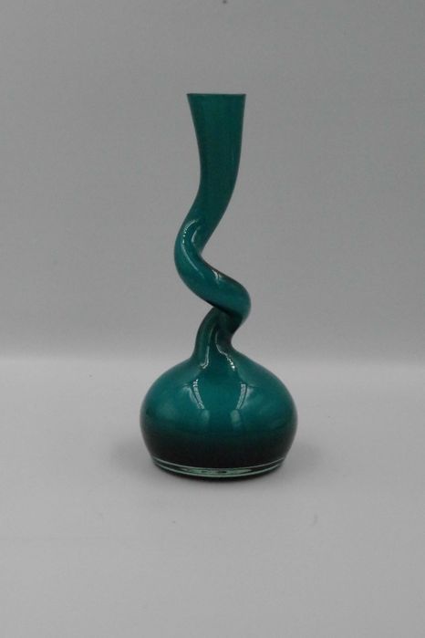 Normann Copenhagen Swing Vase Britt Bonnesen zielony wazon designerski szkło dmuchane Dania 21 cm