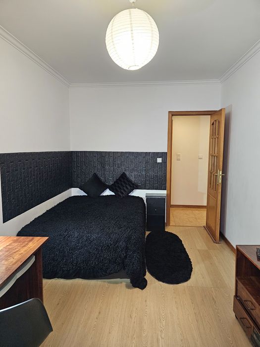 Alugo quarto espaçoso mobilado com tv e varanda