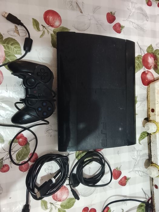 Vendo PlayStation 3 com os cabos e comando