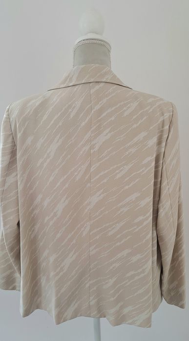 blazer feminino de cor bege com um padrão abstrato claro,