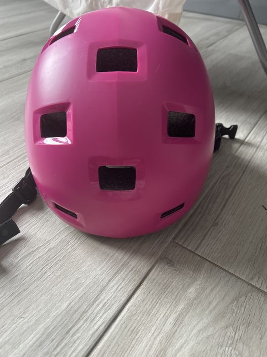 Conjunto de patins, capacete e acessorios de proteção e segurança.