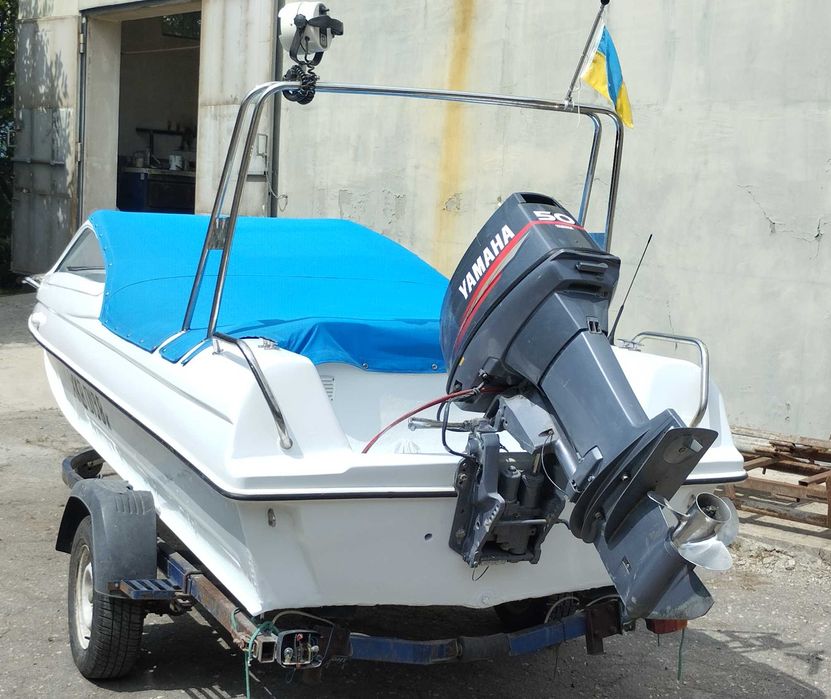 Катер для романтичних прогулянок.