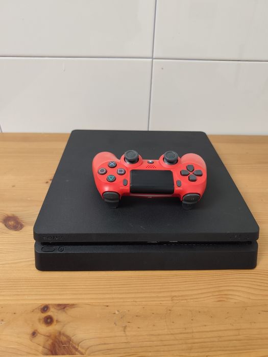 PS4 Slim 1000GB + Controle Original Vermelho – Excelente Estado