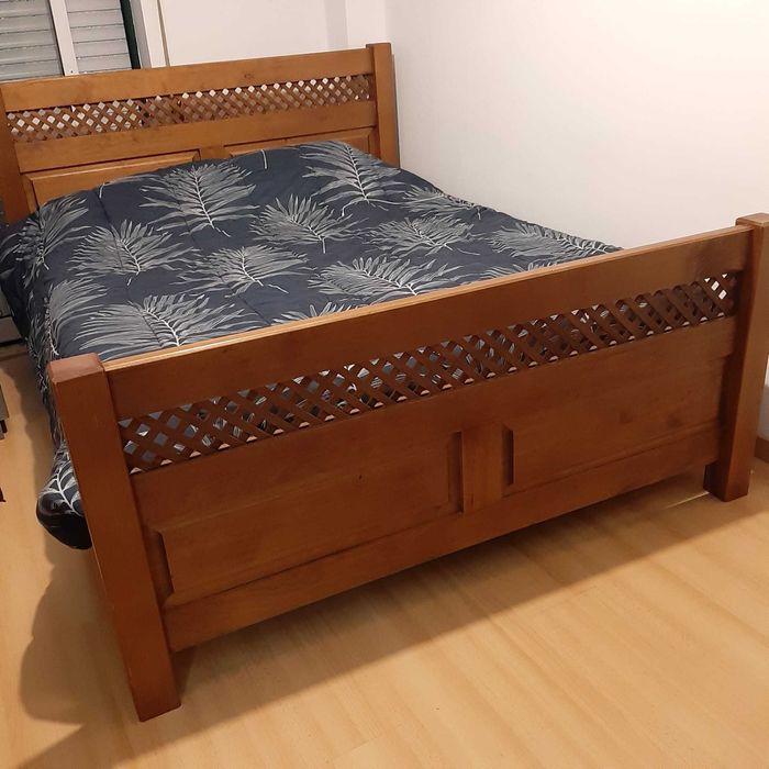 Cama de casal de madeira com estrado + 2 mesas de cabeceira