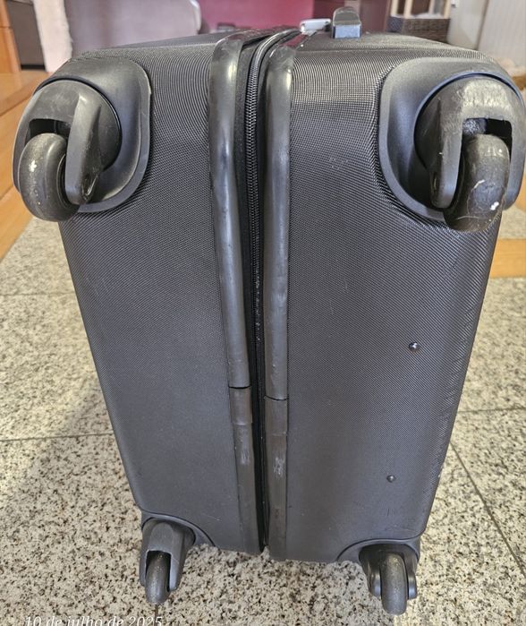 Mala de viagem marca Kappa