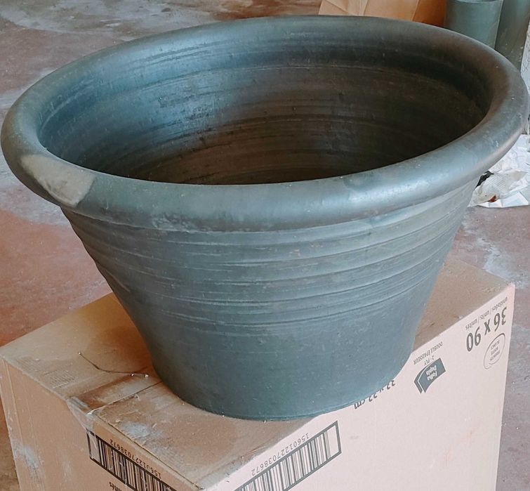 Dois alguidares de barro preto