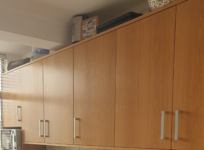 SÓ 1500 EUROS É OFERECIDA. Móveis de cozinha, pedra e lava-loiça com 2 anos