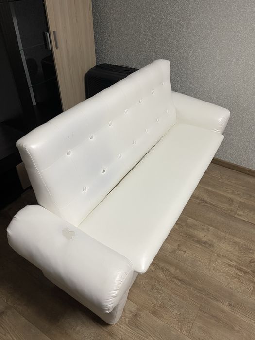 Диван для кафе,бар, кухні,корридору та офісів з нішею білого кольру.