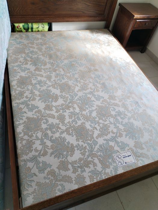 Cama de casal em madeira maciça