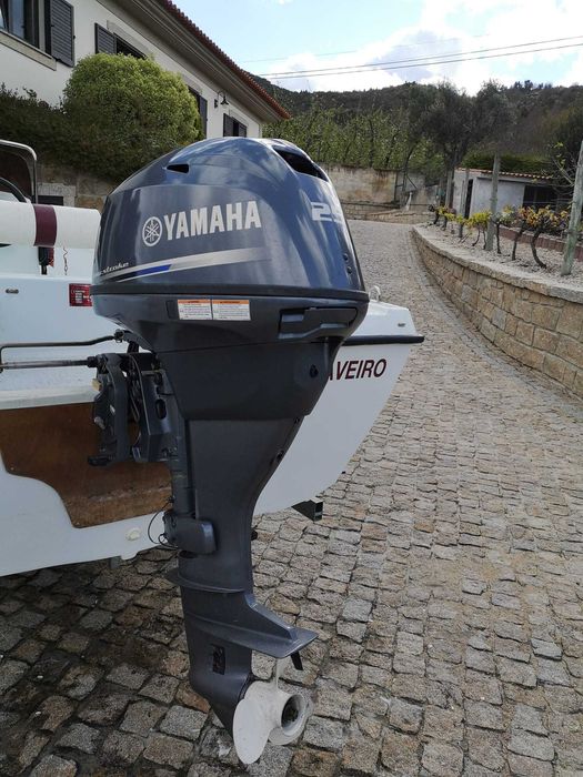Embarcação de recreio, como nova, com 12h de funcionamento.