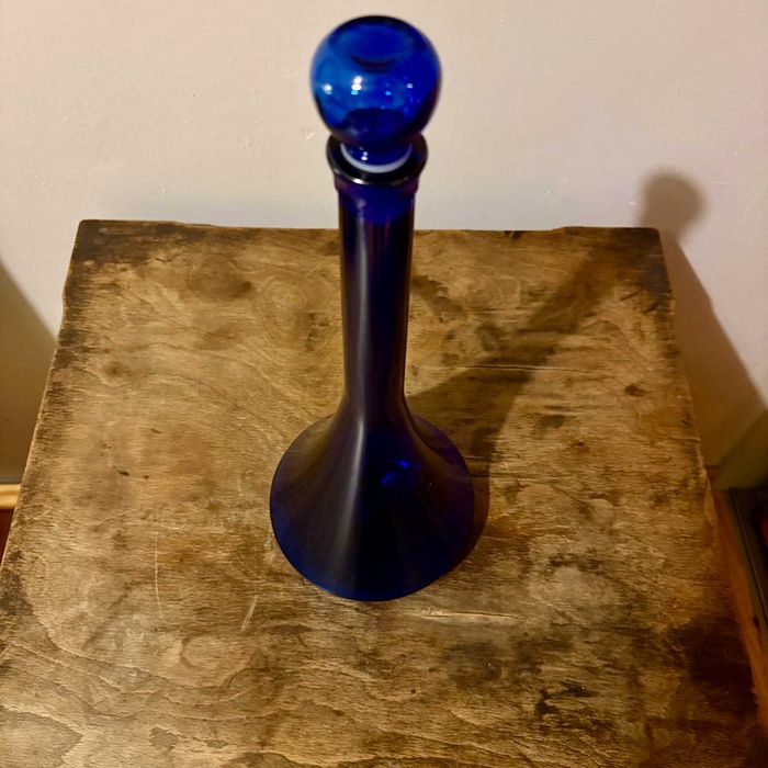 Karafka ze szkła kobaltowego, postmodernistyczna lata 80, wys.39 cm