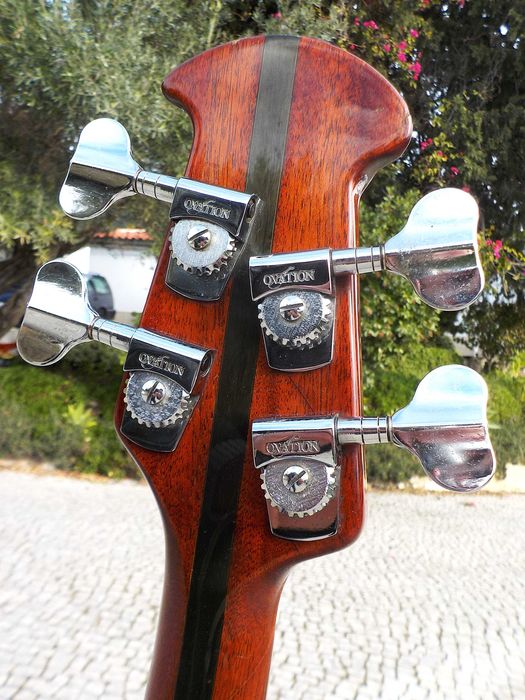Baixo Ovation Magnum