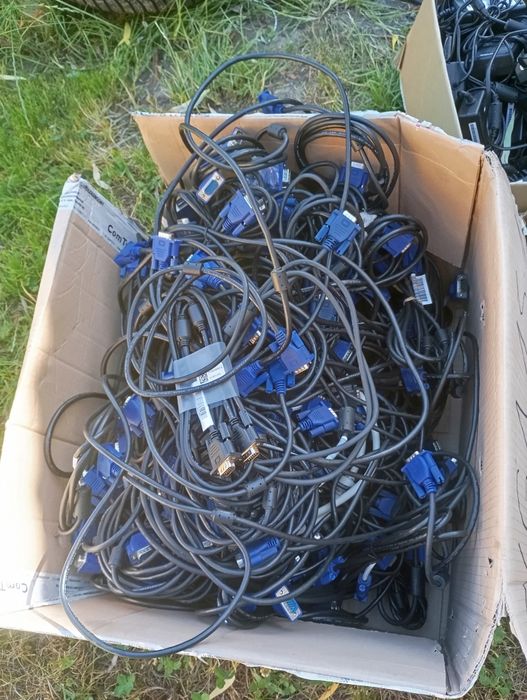 Duża ilość kabli VGA