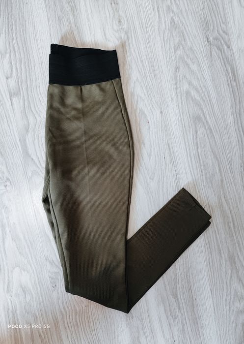 Spodnie legginsy prążkowane khaki XS