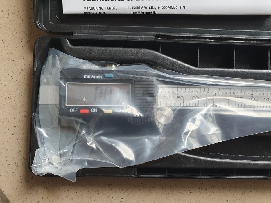 Електронний штангенциркуль.