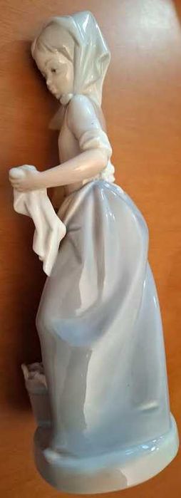 Menina Lavadeira, peça em porcelana LLADRÓ