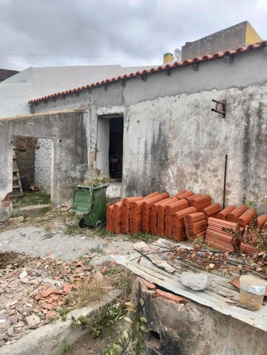 Casa T3 com logradouro e Quintal  para acabar a  remodelação Telhado novo 115m² casa 115 m²  Quintal Total 285 m² área Bombarral Tratasse particular