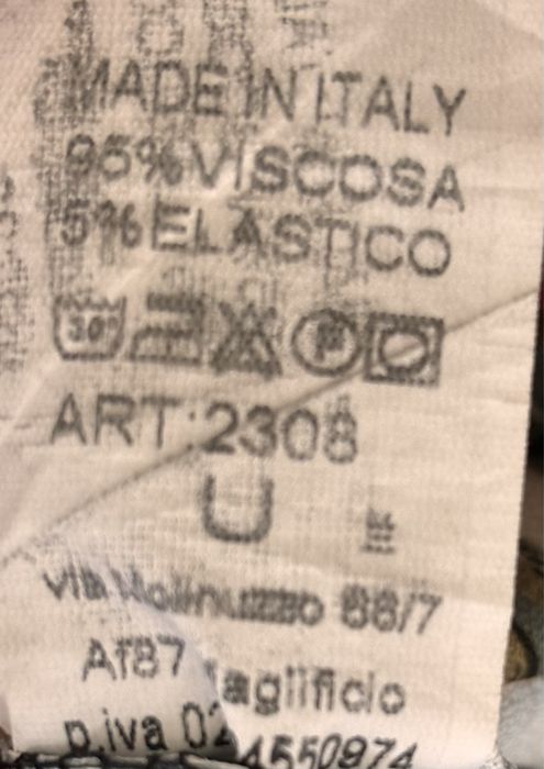 Vestido comprido em preto e estampado em tons de verde