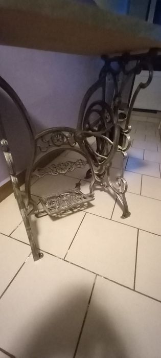 Stolik na pięknej b.starej maszynie do szycia