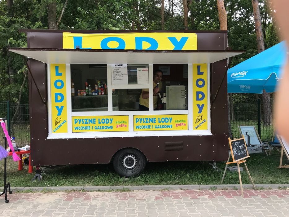 Przyczepa gastronomiczna typu sklep-bar