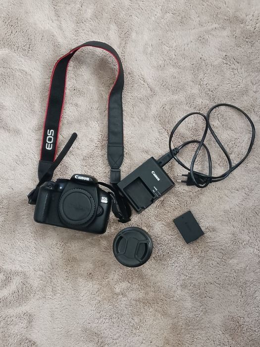 Câmara Canon EOS 1300D, lente com foco automático e mala de transporte