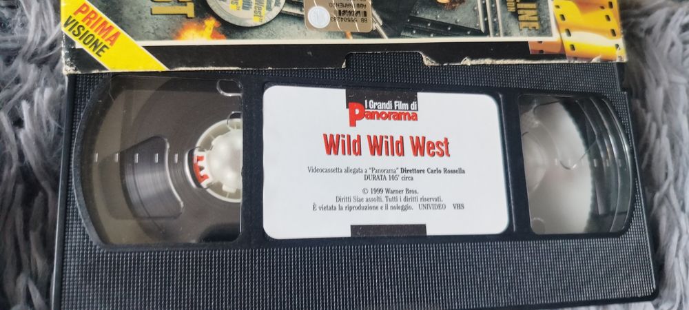 Kaseta VHS z filmem "Bardzo dziki zachód"