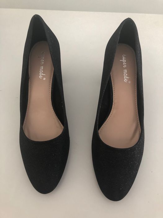 Sapatos pretos novos 41