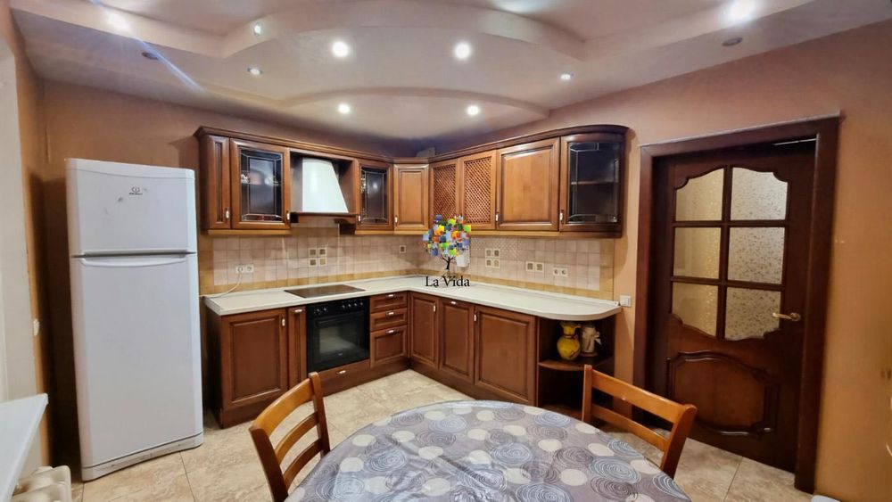 Продаж 2-к квартири з ремонтом та меблями, вул. Милославська, 45