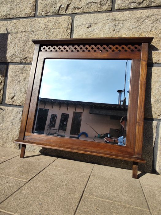 Venda de espelho com moldura em madeira de castanho