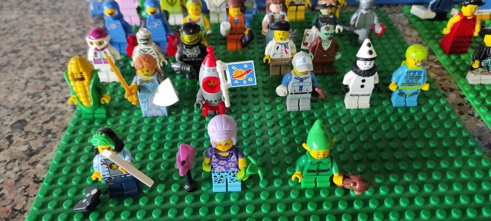 68 Minifiguras lego +  expositores.