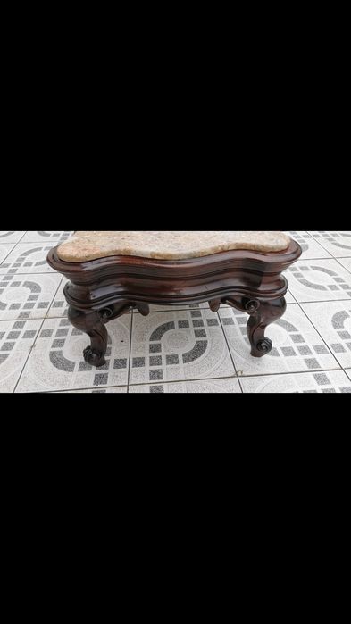 Mesa de centro com tampo em pedra