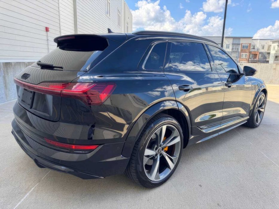 Audi e-tron S      2022