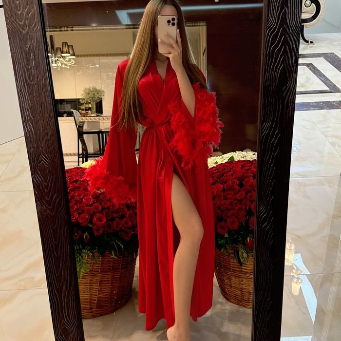 Длинный шелковый халат с перьями, атласный халат с перьям халат пір'я