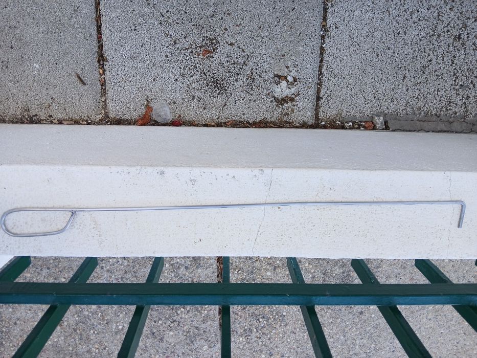 Gancho mandado fazer em inox para puxar as caixas de bolos  pão.