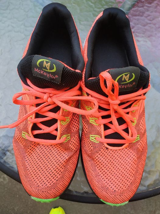 Buty sportowe rozmiar 40 .