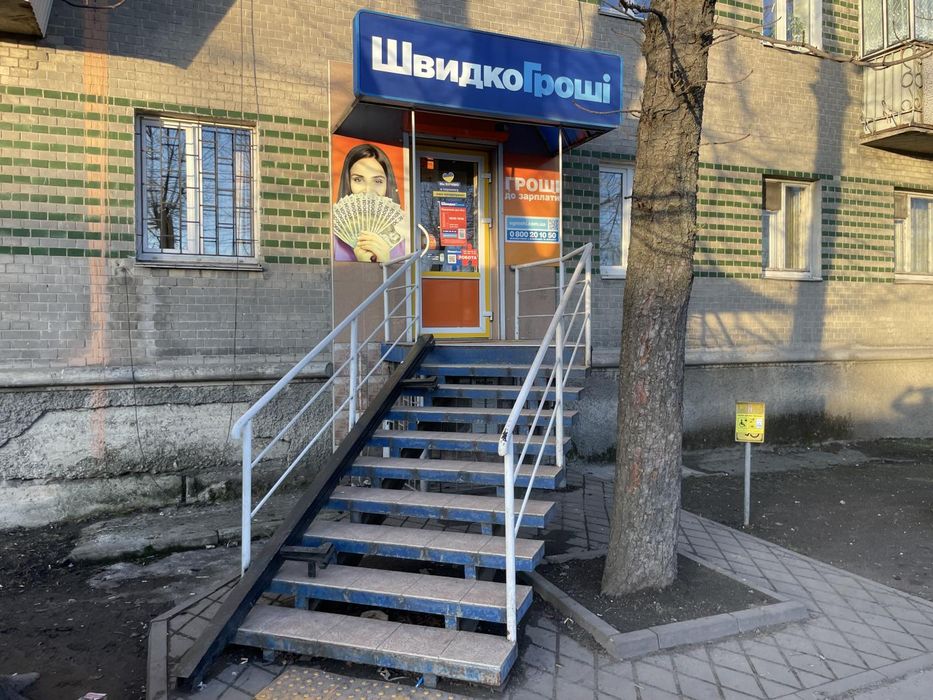 Фасадне приміщення 1 поверх, на зупинці