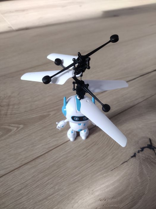 Latający robot zabawka