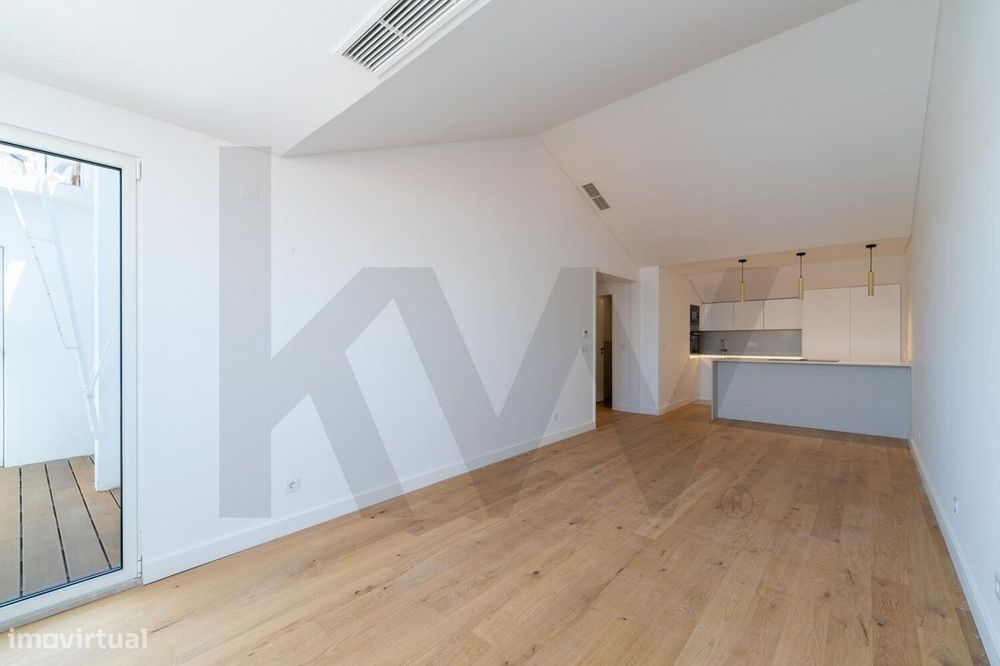 Penthouse T2 a Estrear: Design Minimalista, Mezanino e Terraço com Vis