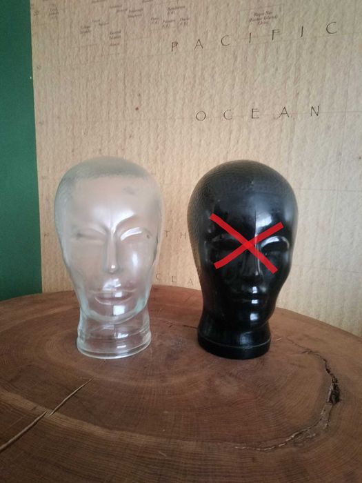 dekoracyjna szklana głowa przezroczysta