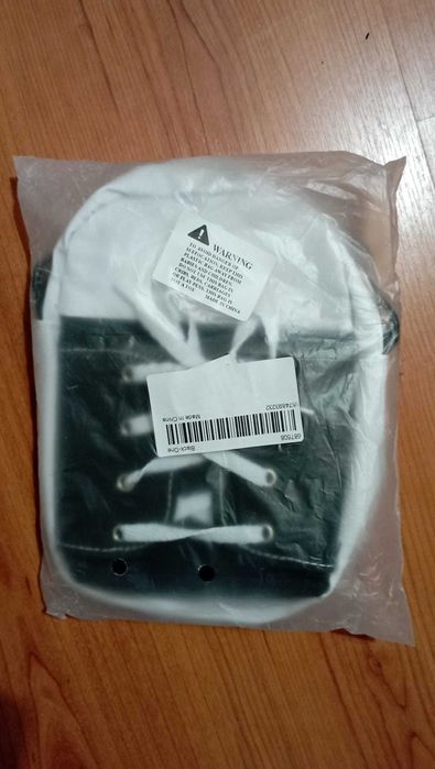 Bolsa de ombro em formato de ténis preto