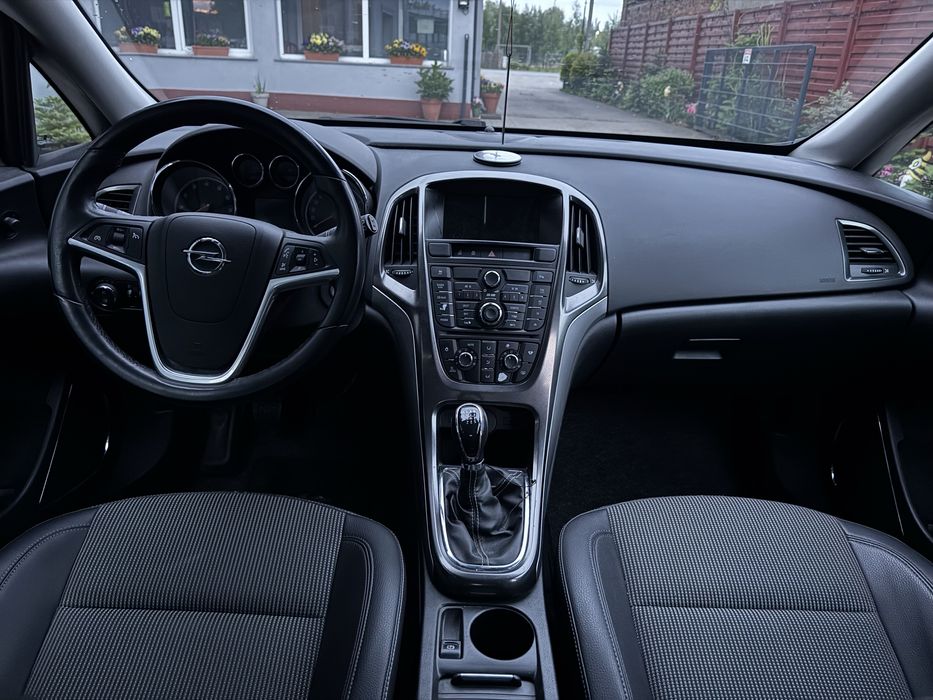 Opel Astra J 1.4 140 KM sprowadzony 2010 zarejestrowany klimatronic 164 tys km