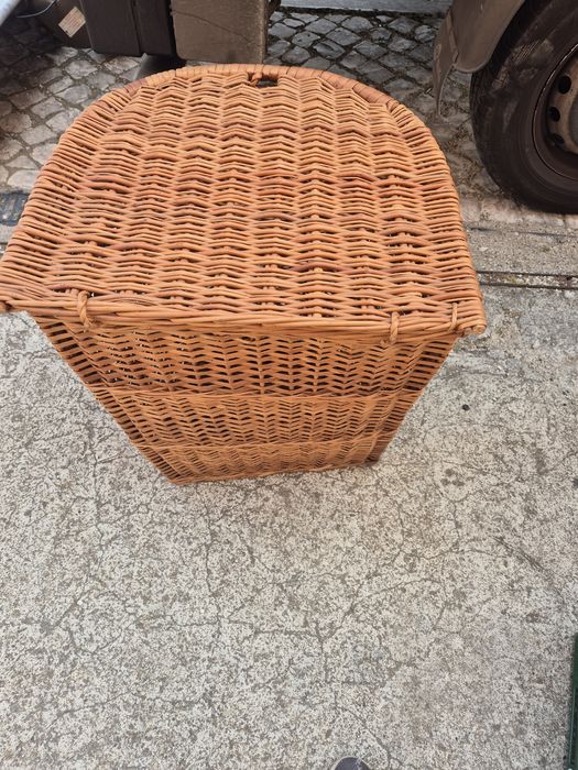 Cesto em verga, usado, em bom estado.