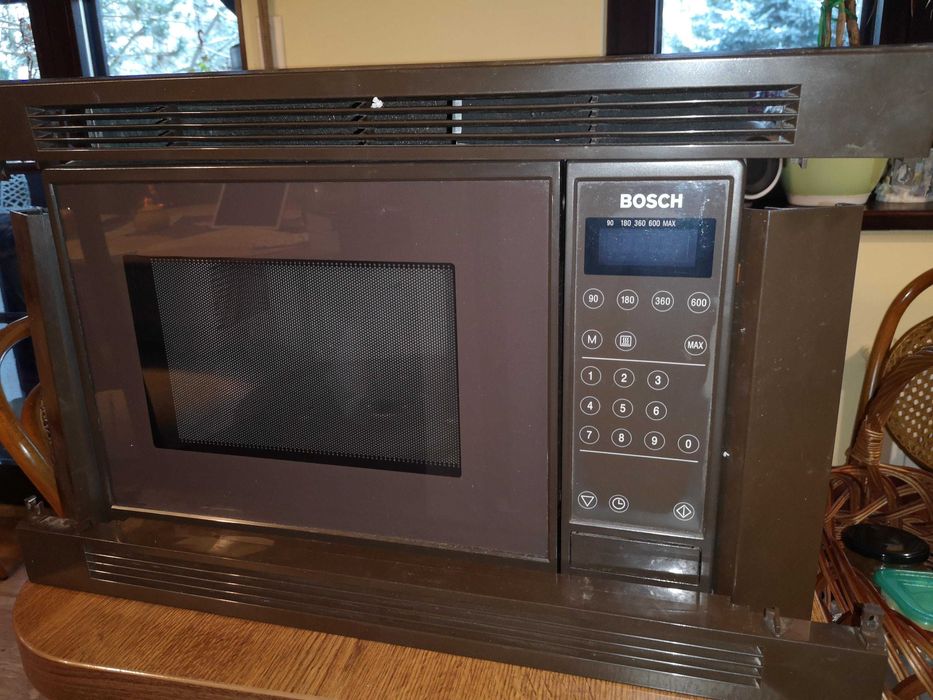 mikrofala do zabudowy Bosch brązowa