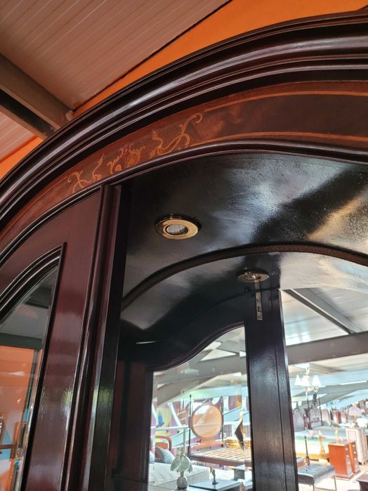 Cristaleira em madeira com fundo em espelho e prateleiras em vidro