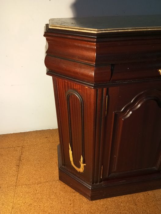 Móvel castanho com pedra de mármore