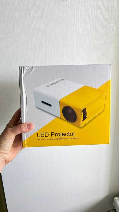 Портативний міні-проектор led projector (yg300) — новий у коробці
