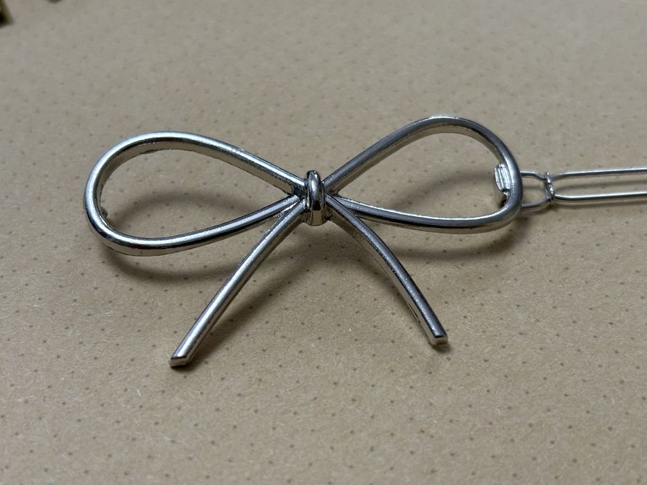 świetna spinka - subtelna kokardka - do włosów w srebrnym kolorze